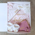 Coffret Complet Girl 1 Naissance Personnalisé – Couverture, Turban, Chaussons, Doudou & Protège Carnet – Quantité Limitée